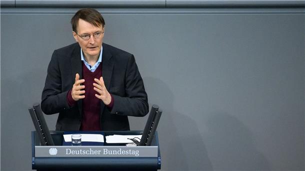 Gesundheitsminister Karl Lauterbach spricht bei einer Debatte im Deutschen Bundestag.