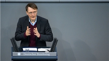 Gesundheitsminister Karl Lauterbach spricht bei einer Debatte im Deutschen Bundestag.
