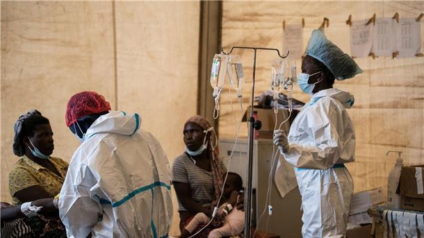 Cholera-Ausbruch im Sudan - Globale Zahlen stark gestiegen Gesundheitspersonal behandelt Cholera-Patienten im Januar im Bwaila-Krankenhaus in Malawi.