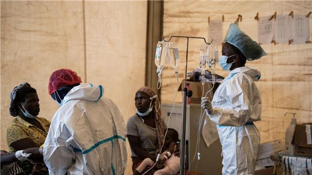 UN besorgt wegen Cholera-Ausbruchs in Südost-Afrika Gesundheitspersonal behandelt Cholera-Patienten in einem Krankenhaus in Lilongwe (Malawi).