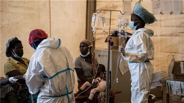 Cholera-Epidemie in Afrika: „Es wird noch schlimmer werden“ Gesundheitspersonal mit Cholera-Patienten in einem Behandlungszentrum (Archivbild)