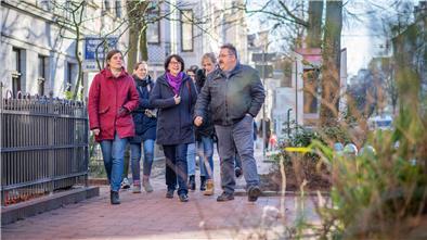 Gesundheitssenatorin Claudia Bernhard („Die Linke“, vorne in der Mitte) erkundigte sich beim Besuch im Goethequartier Bremerhaven über die Arbeit der Gesundheitsfachkräfte (GeFas). 