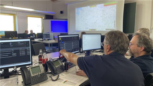 Zwei Männer die auf einen Computerbildschirm schauen