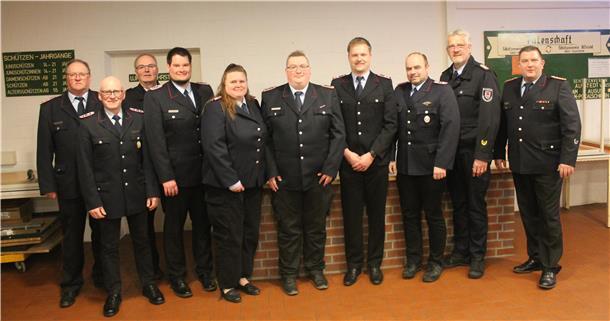 Hohes Einsatzaufkommen gleich zu Jahresbeginn Gewählte und Beförderte der Kommandositzung der Feuerwehr Geestequelle.