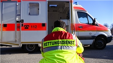 Rettungssanitäter vor einem Rettungswagen