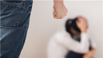 Ein Mann bedroht eine Frau, fokussiert ist das Foto auf der Hand des Mannes. Gewalt in Beziehungen ist keine Seltenheit. In Bremerhaven soll ein 36-Jähriger seine Partnerin geschlagen, bedroht und ihrer Freiheit beraubt haben. Die Polizei ermittelt.