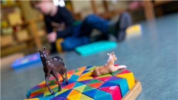 Kind spielt in Kindertagesstätte