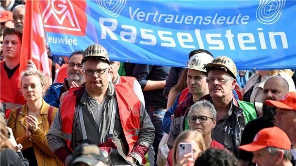 Heil fordert Stahl-Konzepte vom Thyssenkrupp-Management Gewerkschaftsmitglieder und Stahlarbeiter bei einer Protest-Kundgebung der Thyssenkrupp-Stahlsparte in Duisburg.