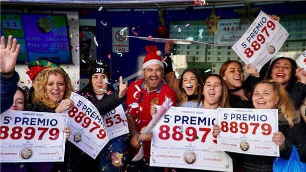 Weihnachtslotterie: Langes Warten auf den Hauptgewinn Gewinner der Weihnachtslotteriepreise feiern vor einer Lottoannahmestelle in Málaga.