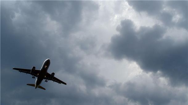Zwölf Verletzte an Bord eines Flugzeugs durch Turbulenzen Gewitterwolken türmen sich über einem Flugzeug auf.