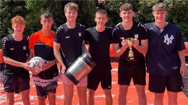 Das etwas andere Fußball-Turnier: Jede Menge Spaß in der Abbehauser Seifen-Arena Gewonnen haben das Seifenfußball-Turnier (von links) Niklas Keiser, Connor Emmer, Bela Freese, Kilian Strieben und Melvin Horch mit ihrem Trainer Fynn Janßen.