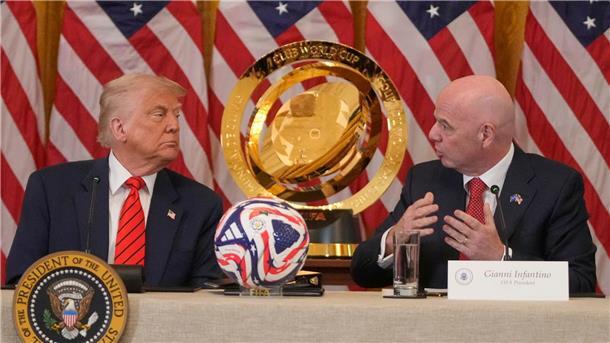 Infantino: Keine Probleme für Fans in den USA Gianni Infantino (r) verspricht eine großartige WM 2026.