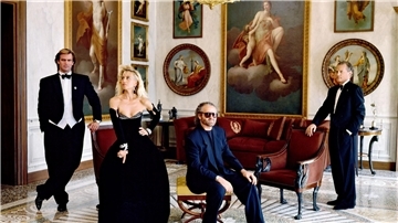 Gianni Versace (2.v.r.), seine Geschwister Santo (r) und Donatella (3.v.r.) sowie Donatellas damaliger Ehemann Paul Beck (l) in Versaces Villa Fontanelle.