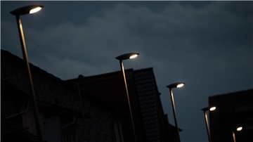 Mehrere LED-Straßenlampen.
