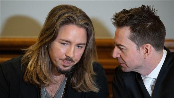 Suche nach Wahrheit: Ofarim schweigt zu Prozessauftakt Gil Ofarim (l) spricht im Gerichtssaal mit seinem Anwalt Alexander Stevens.