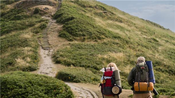 Gillian Anderson (links) als Raynor und Jason Isaacs als Moth machen sich in „Der Salzpfad“ auf zu einer langen Wanderung.