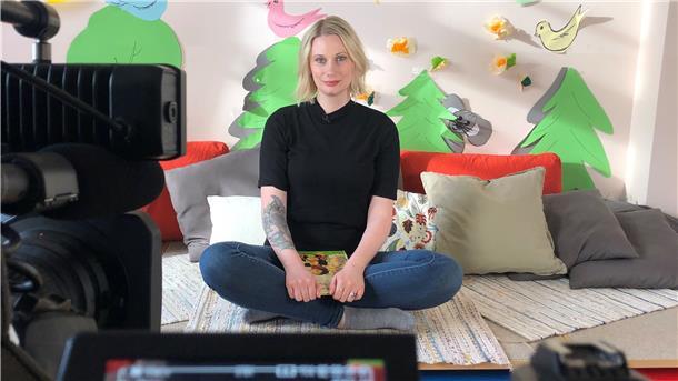 Gina Buchardt, Sozialpädagogin und Abteilungsleiterin Kita im Sternipark Hamburg, steht fast jeden Tag für die Wohnzimmer-Kita vor der Kamera.