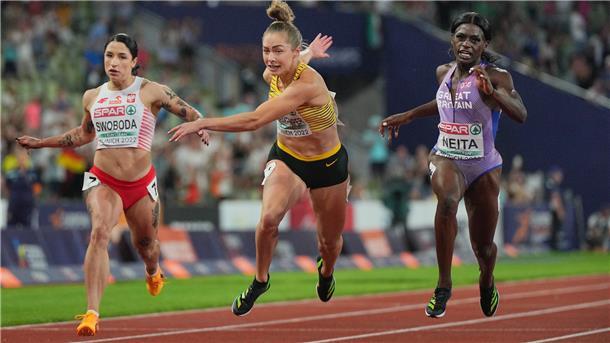 European Championships, Europameisterschaft, Leichtathletik, Frauen, 100m, Finale im Olympiastadion, Erstplatzierte Gina Lückenkemper (M, Deutschland) überquert die Ziellinie. Links rennt Ewa Swoboda (Polen), rechts Daryll Neita (Großbritannien).