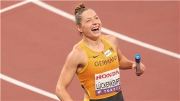 Gina Lückenkemper nahm nach einem Instagram-Post mit einem Ring zahlreiche Glückwünsche an.