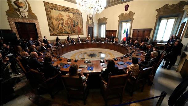 Italien beschließt härteres Vorgehen gegen Migration Giorgia Meloni (hinten M), Ministerpräsidentin von Italien, führt den Vorsitz bei der Zusammenkunft ihres ersten Ministerkabinetts im Ministerpräsidentenpalast Chigi.