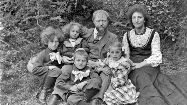 Kreativität und Liebe: Die Künstlerfamilie Giacometti  Giovanni Giacometti (3.v.r.) und Annetta Giacometti (r) mit ihren vier Kindern auf einem Archivbild von 1909 aus dem Dokumentarfilm  „Die Giacomettis“.
