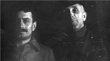 Giovannino Guareschi (links) mit einem Kameraden im Stalag 333 in Benjaminowo.