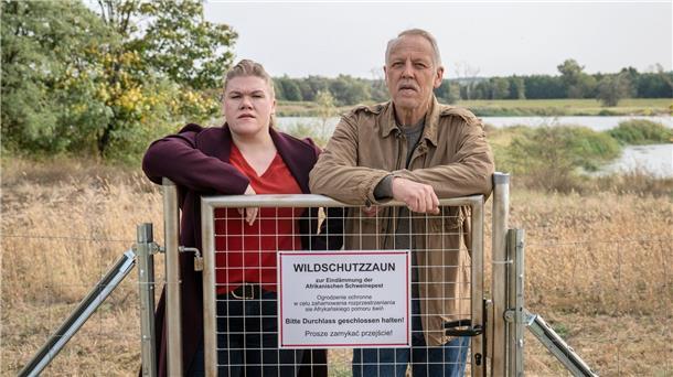 Gisa Flake (l) als Alexandra Luschke und Frank Leo Schröder als Karl Rogov in einer Szene aus „Polizeiruf 110: Schweine“.