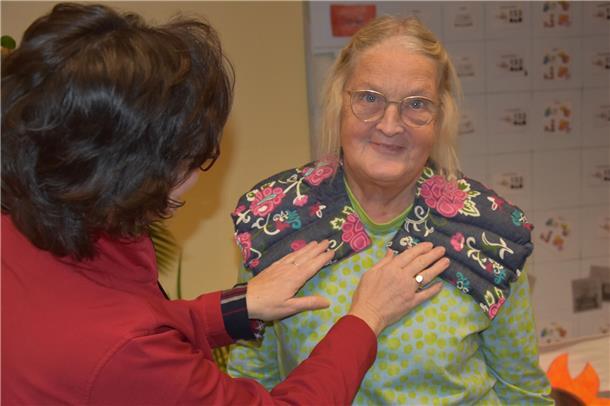 Gisela Drosten bringt Traubenkernkissen an Mann und Frau. Sie sollen Rücken und ...