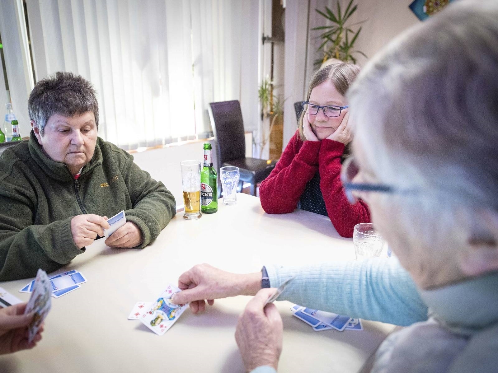 Gisela (links) will Karo sehen, Monika bedient und Brigitte schaut als Kartengeberin für diese Runde zu.