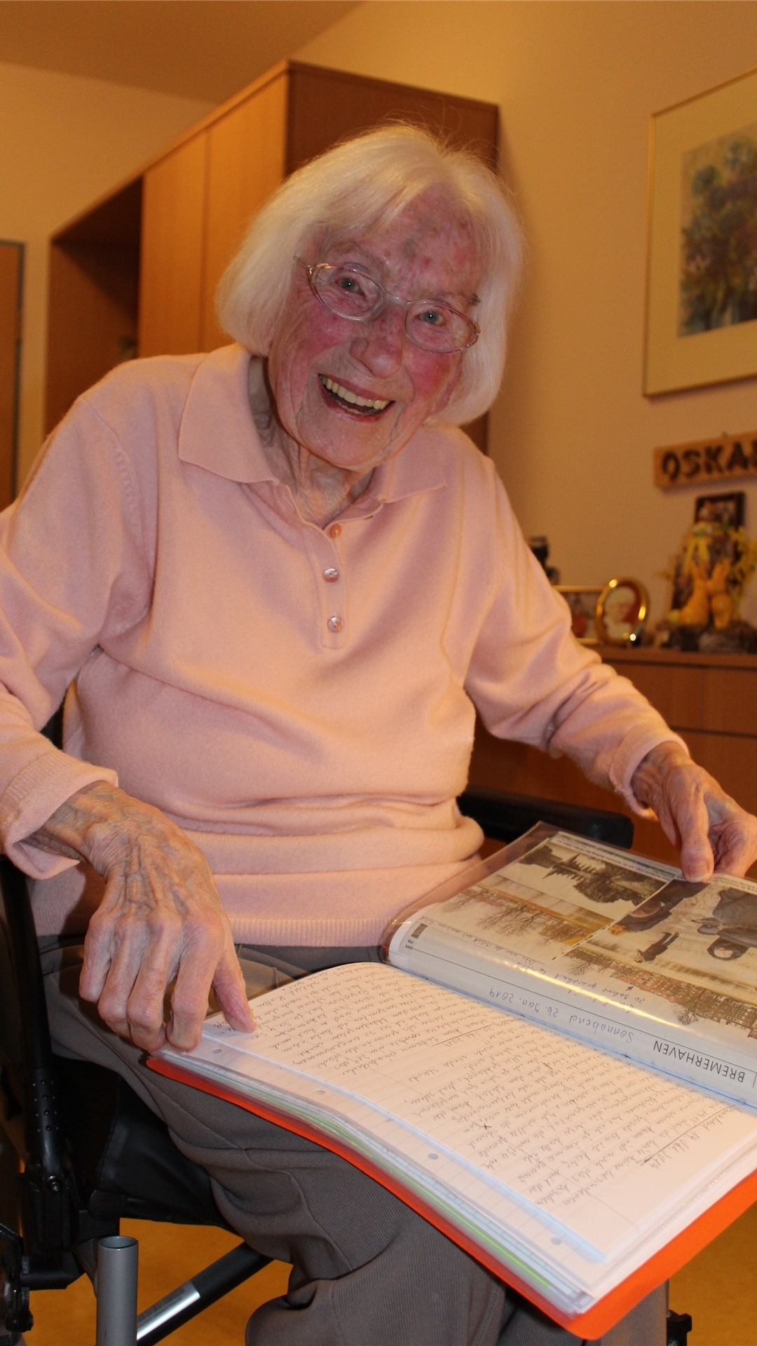 Gisela Maiwald liebt es, Dinge zu archivieren. In der Hand hält sie ihr Tagebuch, das sie seit ihrer Zeit im Seniorenheim führt. Es vertreibt ihr die Zeit.