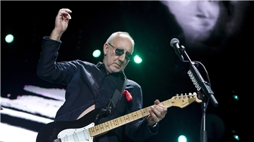 Gitarrist Pete Townshend von der britischen Band The Who bei einem Auftritt mit der Rockoper "Quadrophenia".