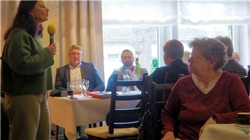 Gitta Connemann bei ihrem Vortrag zum Thema „Zukunftsfähige Agrarpolitik“. Neben den Gästen verfolgen auch Henrik Wärner, Denis Ugurzu, Enak Ferlemann und Marlies Stuthmann (alle CDU) ihre Worte.