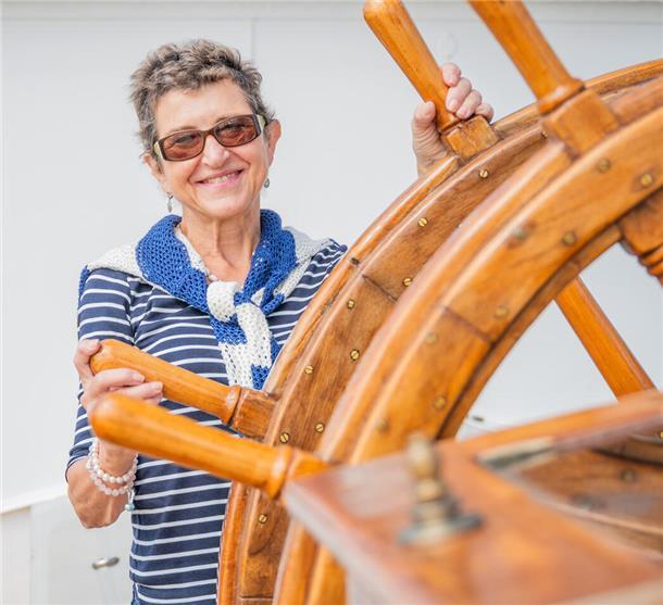 Gitti Ostermeyer aus München urlaubt nur wegen der Maritimen Tage in Bremerhaven, um Schiffe zu gucken und die Atmosphäre zu genießen.