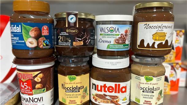 Gläser mit verschiedenen Nuss-Nougat-Aufstrichen in einem italienischen Supermarkt.