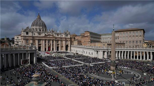 Die TV-Gottesdienste zu Ostern im Überblick Gläubige versammeln sich auf dem Petersplatz während der Palmsonntagsmesse von Papst Franziskus.