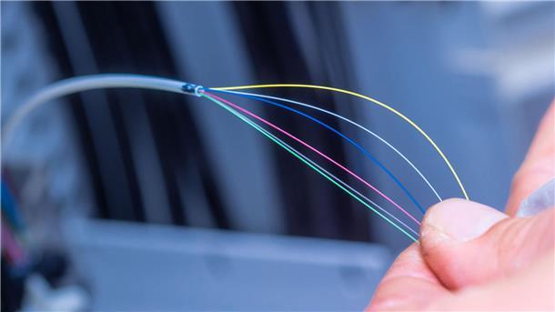Glasfaserleitungen bieten fast unbegrenztes Tempo beim Surfen im Internet.