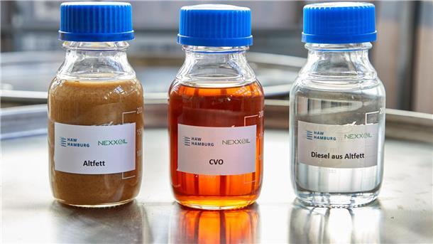 Glasflaschen mit Altfett, CVO (CVO Cracked Vegetable Oil) und Diesel aus Altfett stehen im Technikum im Bereich Verfahrenstechnik am Campus Life Sciences der HAW.