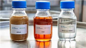 Glasflaschen mit Altfett, CVO (CVO Cracked Vegetable Oil) und Diesel aus Altfett stehen im Technikum im Bereich Verfahrenstechnik am Campus Life Sciences der HAW.
