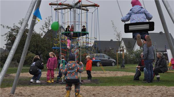 Spielplatz gewonnen: Kinder in Nordenham sind glücklich Gleich am Tag der Eröffnung kamen viele Kinder auf den neuen Spielplatz am Danziger Platz in Nordenham.