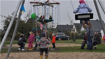 Gleich am Tag der Eröffnung kamen viele Kinder auf den neuen Spielplatz am Danziger Platz in Nordenham.