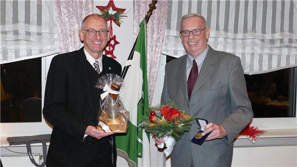 Gleich zwei Ehrungen an einem Tag gab es für Fritz Grieger (rechts), der seit 30 Jahren in der Kommunalpolitik tätig ist. Bürgermeister Detlef Wellbrock verlieh ihm den Ehrenbecher der Gemeinde.