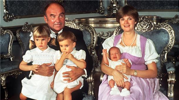 Gloria Fürstin von Thurn und Taxis als junge Mutter mit ihrem Mann, Johannes Fürst von Thurn und Taxis, und den drei Kindern (l-r) Maria Theresia, Elisabeth und Albert im Juni 1983. (Archivbild)