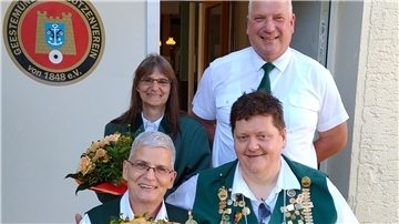 Glücklich nach ihren Volltreffern: (hinten von links nach rechts) Pamela Kurtz und Lothar Dismer und (vorne) Monika Kubbutat und Sven Raake.