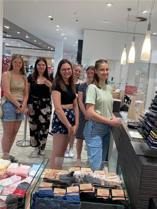 Solidarität mit großem Herz: Loxstedter Schüler sammeln für Vladlenas Abendkleid Sechs Mädchen an der Kasse im Modehaus