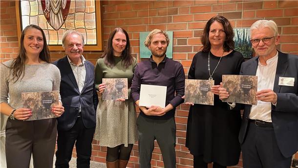 Glückliche Gesichter bei allen Beteiligten den Stadtmalerprojekts 2025: Unser Foto zeigt den Stadtmaler Clemens Tremmel (Dritter von rechts) mit Wilfried Riggers (von rechts), Martina Klingner, Theresa Borgardt (von links) und Georg Tretzmüller vom Kultur- und Heimatkreis sowie Marina Imbusch, die das Projekt für die Stadt betreute.