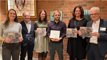 Glückliche Gesichter bei allen Beteiligten den Stadtmalerprojekts 2025: Unser Foto zeigt den Stadtmaler Clemens Tremmel (Dritter von rechts) mit Wilfried Riggers (von rechts), Martina Klingner, Theresa Borgardt (von links) und Georg Tretzmüller vom Kultur- und Heimatkreis sowie Marina Imbusch, die das Projekt für die Stadt betreute.