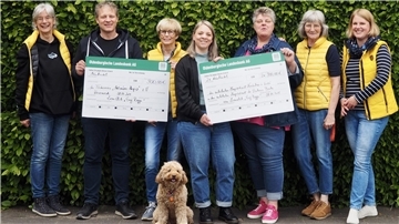 Glückliche Gesichter bei der Scheckübergabe. Insgesamt waren bei der Rätselaktion 2.700 Euro zusammengekommen, die der Service Club an drei Vereine verteilte.