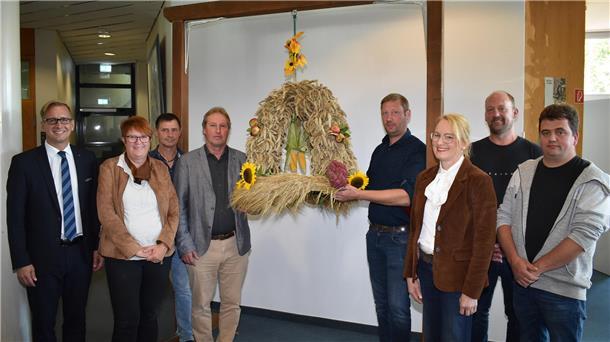 „Wir müssen gemeinsam für unsere Region kämpfen“ Glückliche Gesichter bei der Übergabe einer Erntekrone im Kreishaus (von links): Landrat Stephan Siefken, Petra Warns (Landfrauenverein Seefeld), Hergen Mahlstede (Ortslandvolkverein Seefeld), Kreislandvolk-Vorsitzender Dr. Karsten Padeken, Douwe Witbaard (Seefeld), Kreislandfrauen-Vereinsvorsitzende Ute Cornelius, Axel Hildebrand und Wilfred Brink (beide vom Ortslandvolkverein Seefeld).