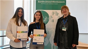 Zwei Mädchen und eine Frau Preisübergabe 