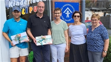 1.500 Euro für den Kinderschutzbund Bremervörde  Glückliche Gesichter vor dem Laden „Liliput“: Thomas Kosch (von links) von der Physiotherapiepraxis Barkow & Kosch und Hendrik Paulsen vom Lions-Club Bremervörde überreichten Marlies Wellbrock, Gisela Bösch und Annemarie Buck vom Kinderschutzbund Bremervörde die symbolischen Spendenschecks in Höhe von 500 und 1.000 Euro.